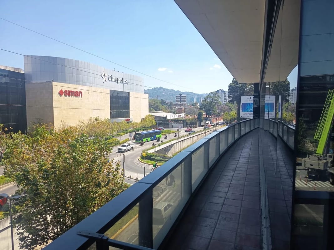 Rento Oficina en Zona 10, Ciudad de Guatemala. Design Center – Frente a Oakland Mall. — Oficina en Alquiler en Zona 10, Guatemala, Ciudad — foto 14 de 17