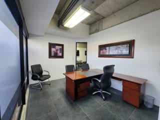 Rento Oficina en Zona 10, Ciudad de Guatemala. Design Center – Frente a Oakland Mall. — Oficina en Alquiler en Zona 10, Guatemala, Ciudad — miniatura 7 de 17