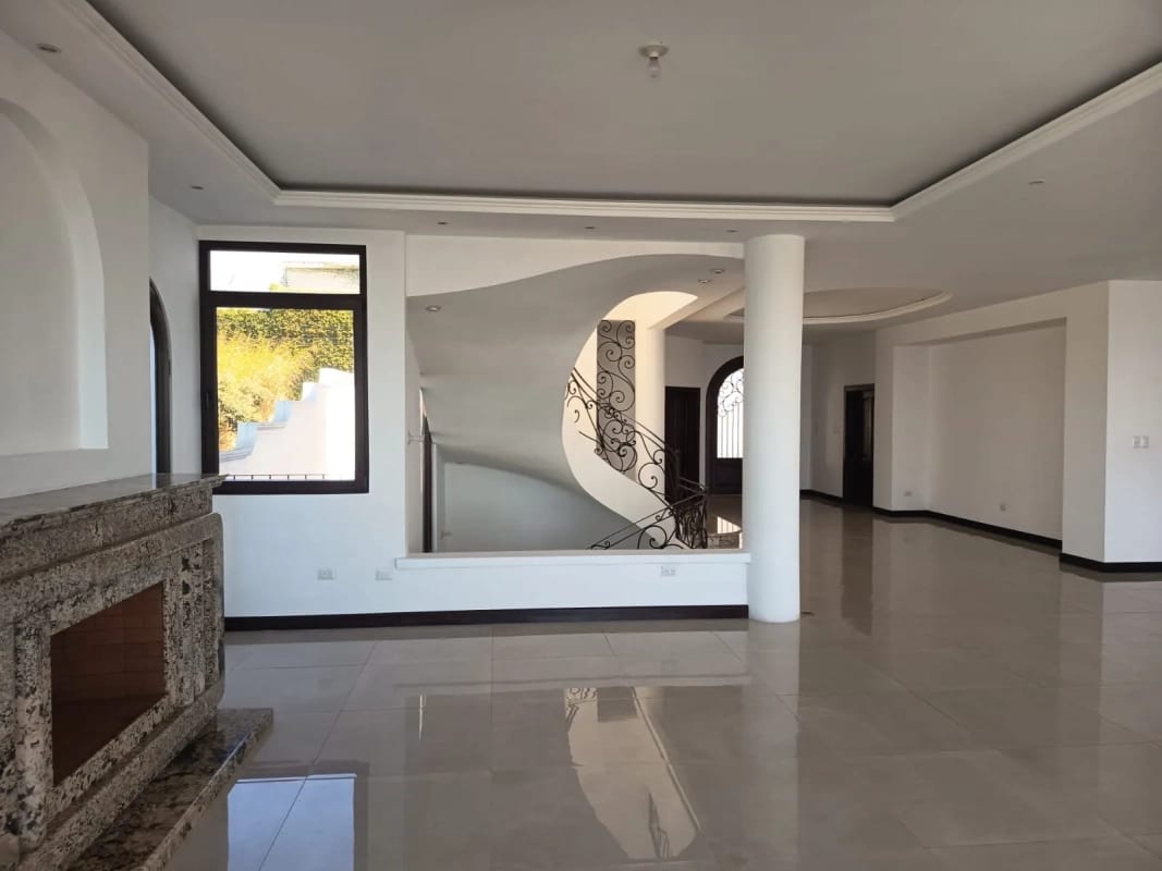 Vendo Espectacular Mansión de Lujo en Altos de Montebello. CAES. — Casa en Venta en Santa Catarina Pinula, Carretera a El Salvador, Guatemala, Ciudad — foto 13 de 17