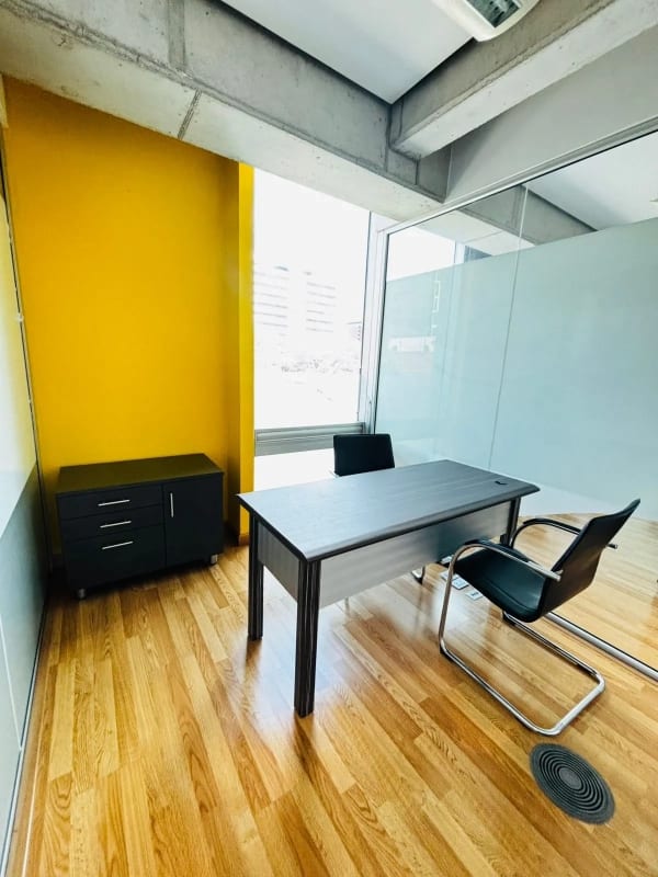 Oficina Amueblada de 130 mts en alquiler en zona 10 — Oficina en Alquiler en Zona 10, Guatemala, Ciudad — foto 1 de 12