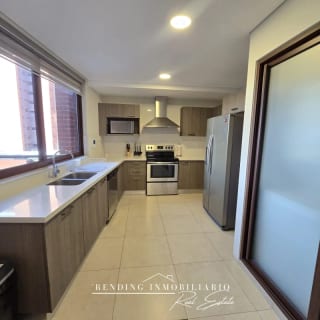Apartamento en renta zona 14 edificio Santa Inés amueblado de 2 habitaciones + 2 parqueos — Apartamento en Alquiler en Santa Inés, Zona 14, Guatemala, Ciudad — miniatura 1 de 8