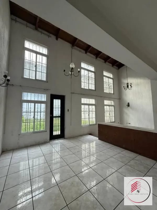 VENTA de casa en zona 11 a un costado de calzada Roosevelt — Casa en Venta en Zona 2 Mixco, Guatemala, Ciudad — foto 1 de 13