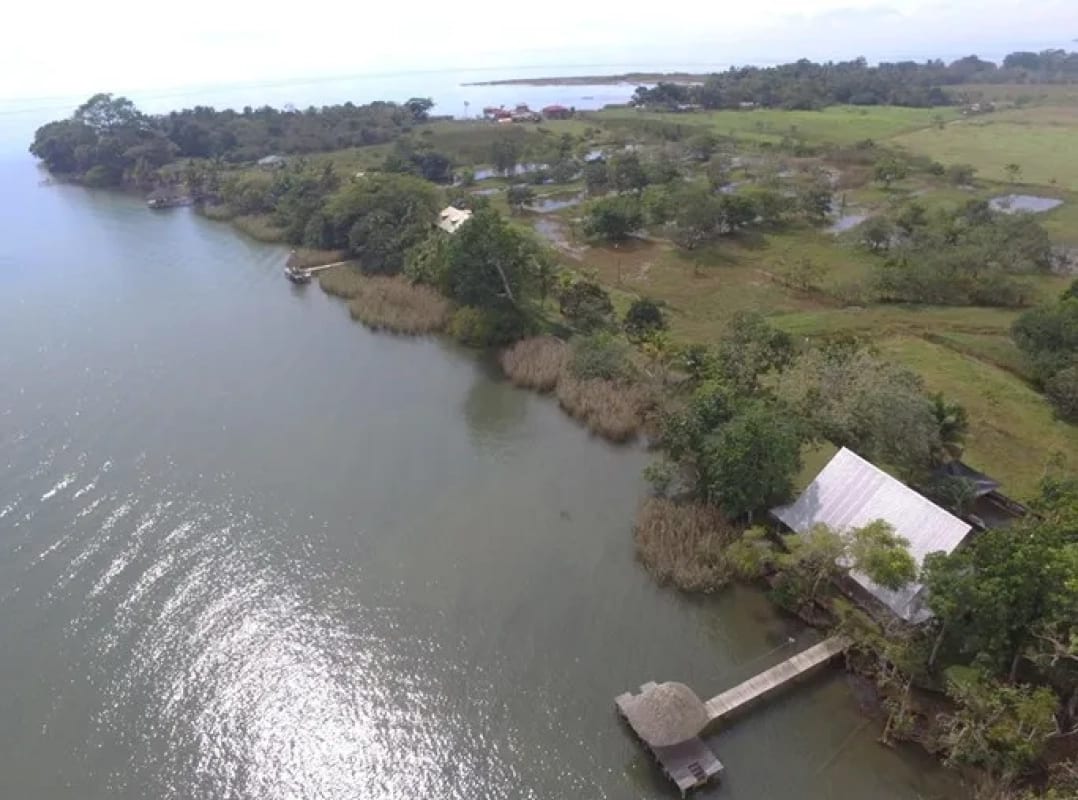 *propiedades en Venta en Lago de Izabal, Rio Dulce, Punta CAIMANES*+1 — Casa vacacional en Venta en Amatique Bay, Izabal — foto 5 de 5