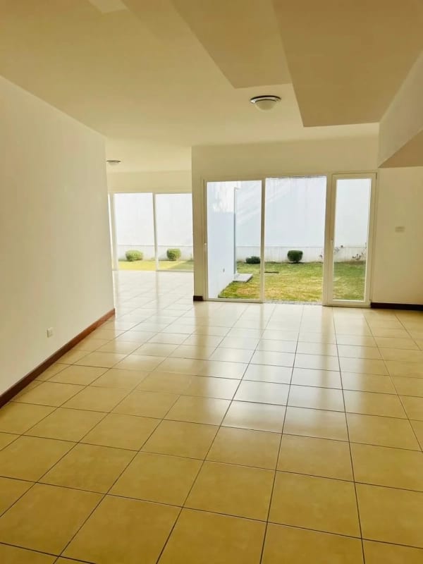 Casa en alquiler Campos de San Isidro zona 16 — Casa en Alquiler en Campos de San Isidro, Zona 16, Guatemala, Ciudad — foto 1 de 8