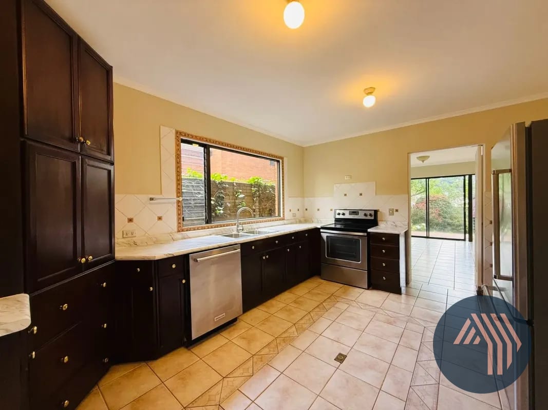 Venta de Hermosa y Amplia Casa - las Rotondas, KM 18.5 CES — Casa en Venta en Carretera a El Salvador, Guatemala, Ciudad — foto 11 de 17