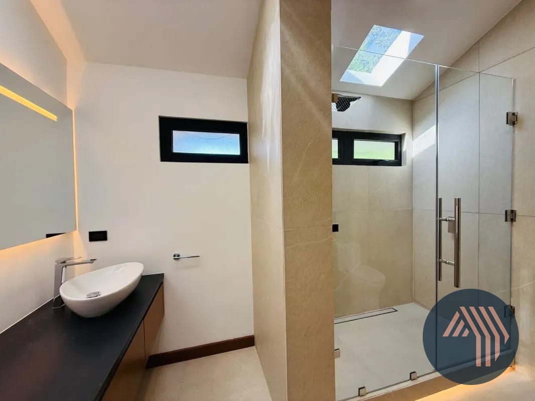 Venta de Hermosa y Amplia Casa - las Rotondas, KM 18.5 CES — Casa en Venta en Carretera a El Salvador, Guatemala, Ciudad — foto 3 de 17