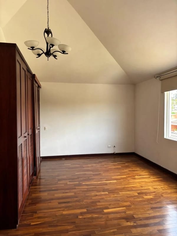 Se renta hermosa casa grande en Residencial Los Diamantes  — Casa en Alquiler en Los Diamantes, Carretera a El Salvador, Guatemala, Ciudad — foto 9 de 17