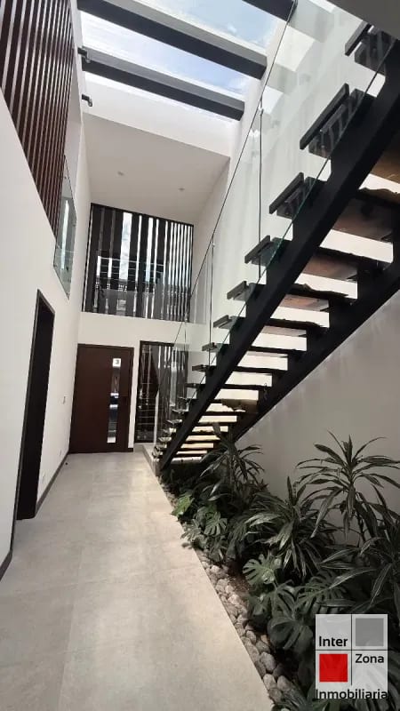 Casa en Molié, con elevador privado+panel solar. US$3,499  Junio 2026 — Casa en Alquiler en Zona 10, Guatemala, Ciudad — foto 3 de 16