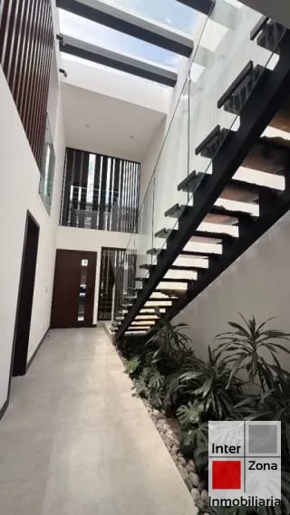 Casa en Molié, con elevador privado+panel solar. US$3,499  Junio 2026 — Casa en Alquiler en Zona 10, Guatemala, Ciudad — miniatura 3 de 16