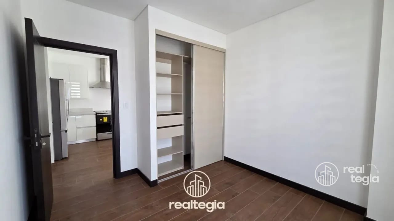 APARTAMENTO EN LIRIOS DE CAYALÁ ZONA 16 — Apartamento en Alquiler en Zona 16, Guatemala, Ciudad — foto 5 de 13