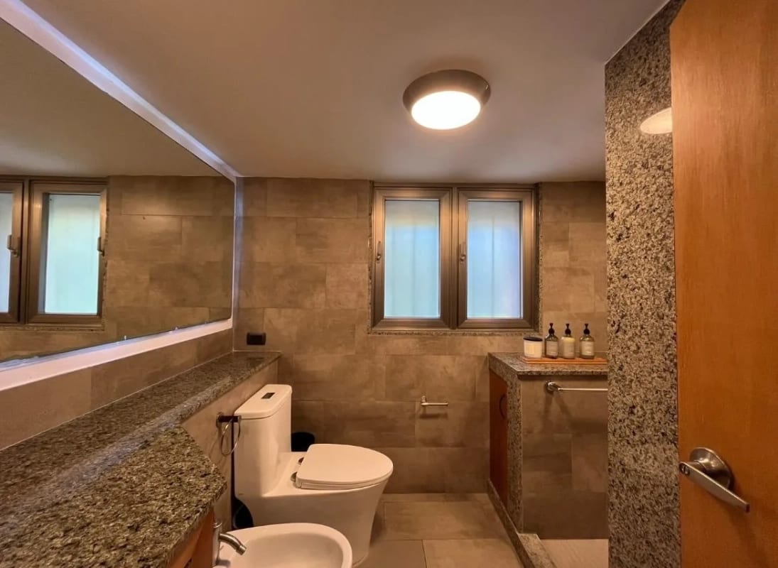Se renta depto en Zona 10, una de las zonas  mas céntricas y exclusivas de la ciudad! — Apartamento en Alquiler en Zona 10, Guatemala, Ciudad — foto 2 de 5