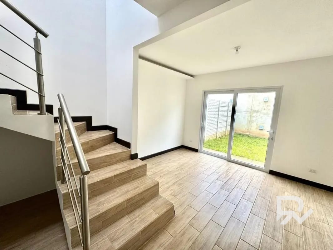 Linda casa en venta para estrenar en Bosques de Santa Elena. — Casa en Venta en Carretera a El Salvador, Guatemala, Ciudad — foto 9 de 13