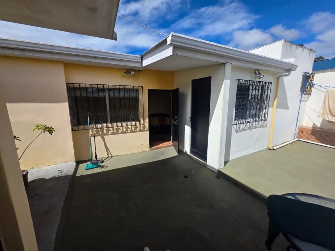 VENDO CASA EN UTATLAN ZONA 11, JARDIN Y PERGOLA — Casa en Venta en Zona 11, Guatemala, Ciudad — foto 5 de 14
