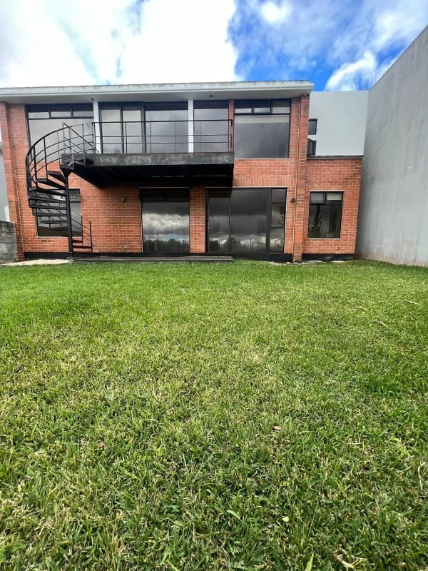 VENDO LINDA CASA EN LA FORESTA KM.20.5 CARR A FRAIJANES — Casa en Venta en La Foresta, Carretera a El Salvador, Guatemala, Ciudad — foto 10 de 11