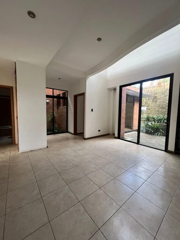 VENDO LINDA CASA EN LA FORESTA KM.20.5 CARR A FRAIJANES — Casa en Venta en La Foresta, Carretera a El Salvador, Guatemala, Ciudad — foto 5 de 11