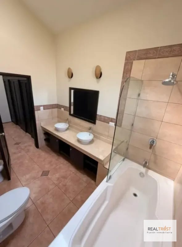Preciosa residencia de un nivel en Lazos de Fraijanes — Casa en Venta en Lazos de Fraijanes, Carretera a El Salvador, Guatemala, Ciudad — foto 4 de 16