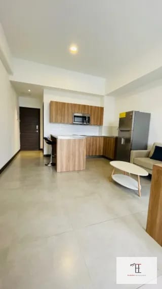 RENTO APARTAMENTO  TIPO ESTUDIO MODERNO Y AMUEBLADO EN EDIFICIO ELEMENTO ZONA 13 FINAL LAS AMÉRICAS — Apartamento en Alquiler en Elemento Plaza Berlín, Zona 13, Guatemala, Ciudad — miniatura 1 de 6