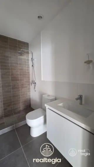 APARTAMENTO EN LIRIOS DE CAYALÁ ZONA 16 — Apartamento en Venta en Zona 16, Guatemala, Ciudad — miniatura 3 de 13