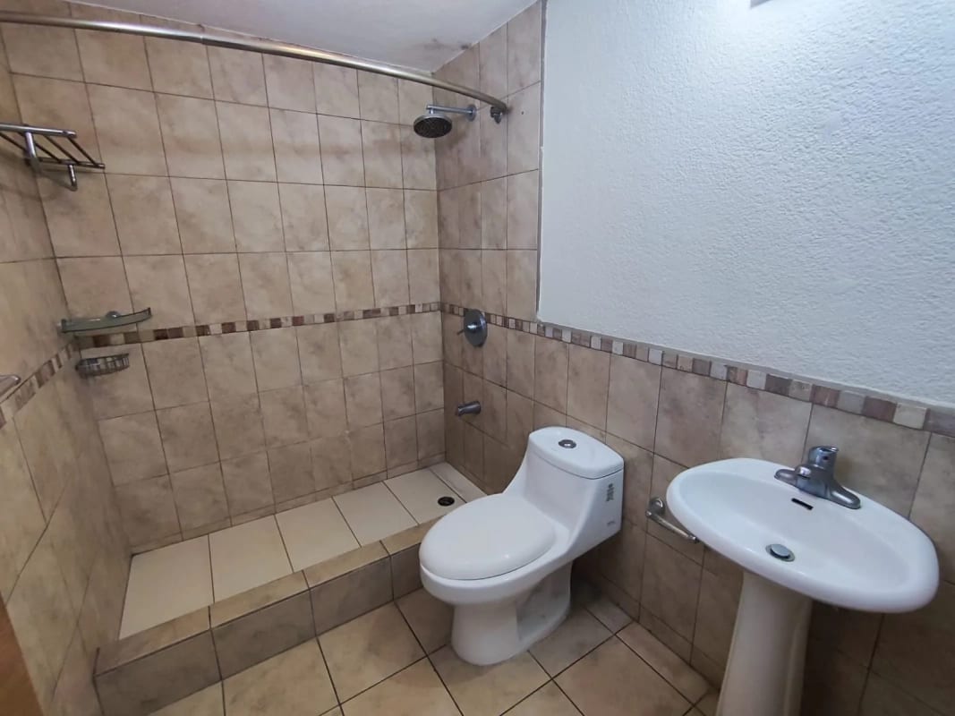 Se vende casa en San Remo, a la par de SanKris Mall, Ciudad San Cristóbal — Casa en Venta en Zona 8 Mixco, Guatemala, Ciudad — foto 13 de 17