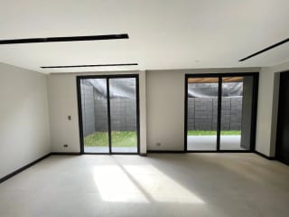 CASA VENTA NUEVA KM 9 CAES FRENTE A HOTEL HILTON  317 MTS2 , 4 DORMITORIOS, DESNIVELES, $715,000 OPCIÓN A RENTA $2,900 — Casa en Venta en Carretera a El Salvador, Guatemala, Ciudad — miniatura 9 de 13