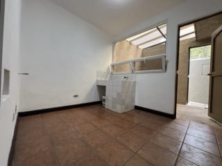 Alquiler amplia casa Km 13.5 Carr. El Salvador | Villas del Campo — Casa en Alquiler en Villas del Campo, Carretera a El Salvador, Guatemala, Ciudad — miniatura 10 de 17