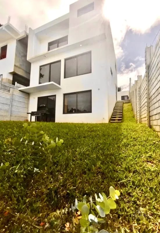Km 20.5 CAES • Casa en Venta • Residencial Lo de Valdez — Casa en Venta en lo de Valdez, Carretera a El Salvador, Guatemala, Ciudad — foto 1 de 13