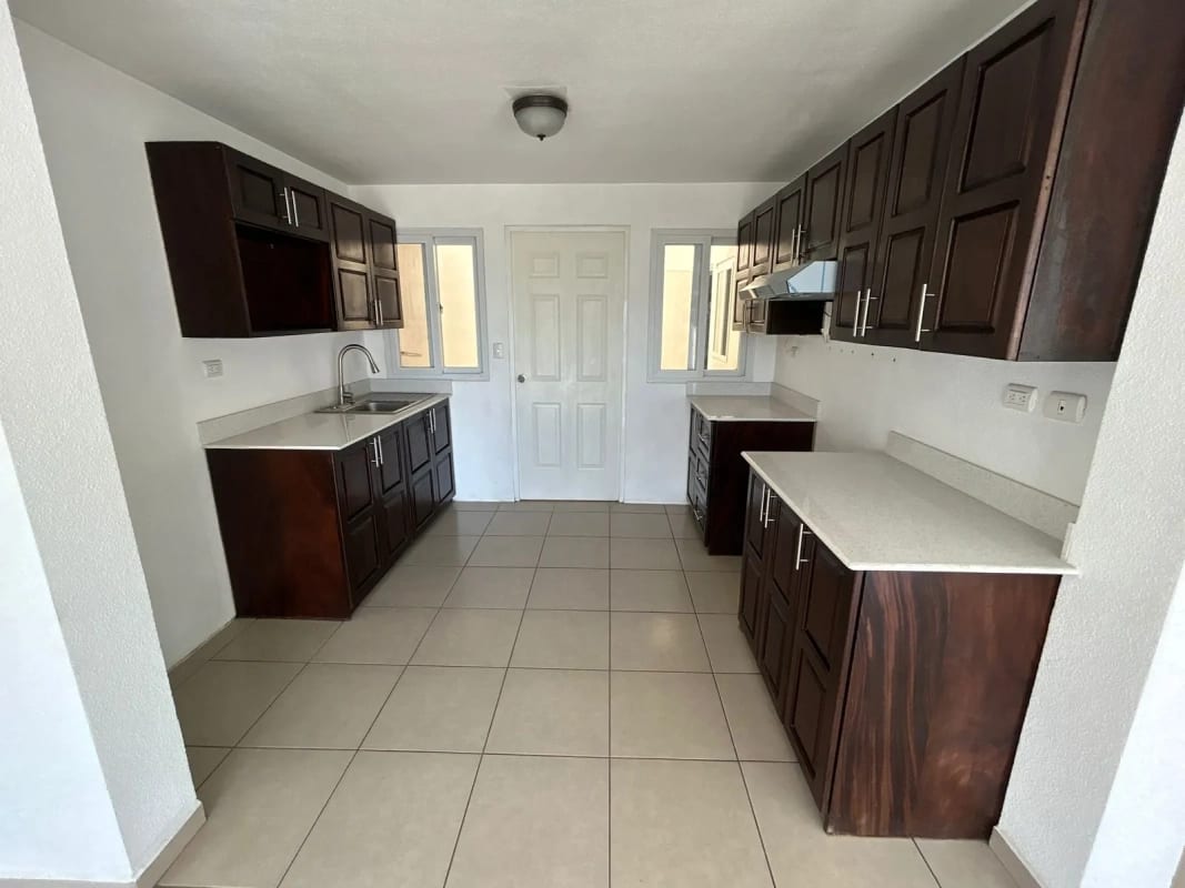 CASA EN ALQUILER, CONDOMINIO ALAMEDAS DE SANTO DOMINGO, KM. 30.5 CAES — Casa en Alquiler en Alamedas de Santo Domingo, Carretera a El Salvador, Guatemala, Ciudad — foto 13 de 17