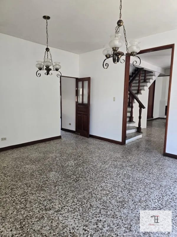 Rento casa en San Cristobal  Exclusivo para Comercio o Empresas Área  2,223 met² Área  de construcción  380 met² Ubicada a 40 metros de Sankris Mall — Oficina en Alquiler en Zona 8 Mixco, Guatemala, Ciudad — foto 1 de 5