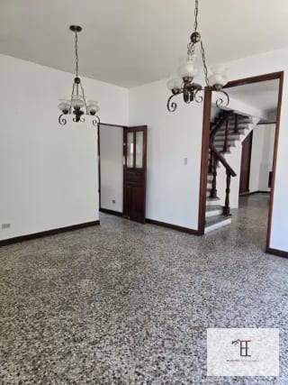 Rento casa en San Cristobal  Exclusivo para Comercio o Empresas Área  2,223 met² Área  de construcción  380 met² Ubicada a 40 metros de Sankris Mall — Oficina en Alquiler en Zona 8 Mixco, Guatemala, Ciudad — miniatura 1 de 5
