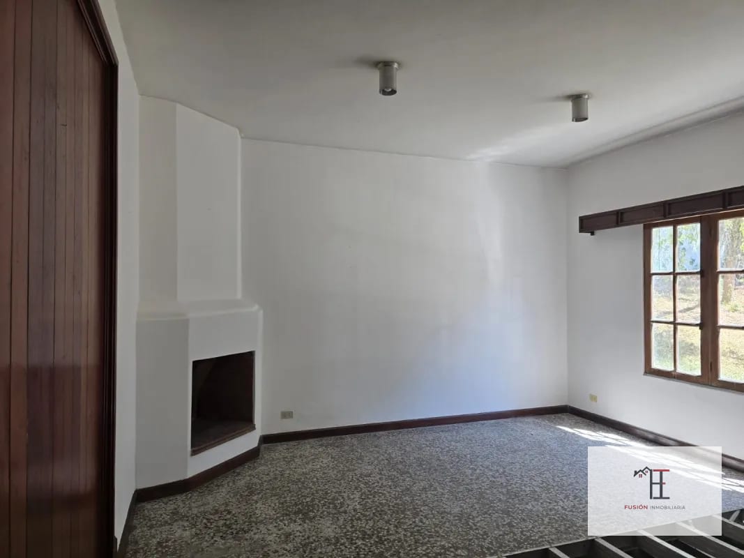 Rento casa en San Cristobal Exclusivo para Comercio o Empresas Área 2,223 met² Área de construcción 380 met² Ubicada a 40 metros de Sankris Mall — Oficina en Alquiler en Zona 8 Mixco, Guatemala, Ciudad — foto 5 de 5