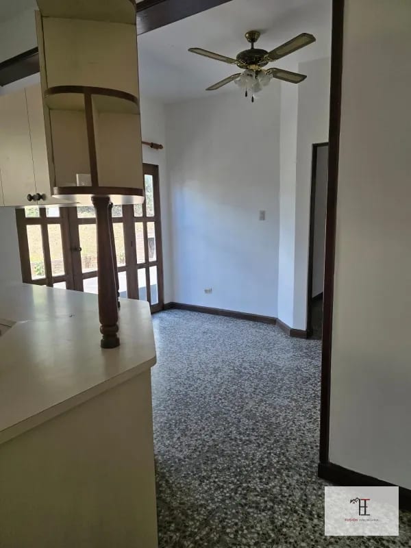 Rento casa en San Cristobal Exclusivo para Comercio o Empresas Área 2,223 met² Área de construcción 380 met² Ubicada a 40 metros de Sankris Mall — Oficina en Alquiler en Zona 8 Mixco, Guatemala, Ciudad — foto 4 de 5