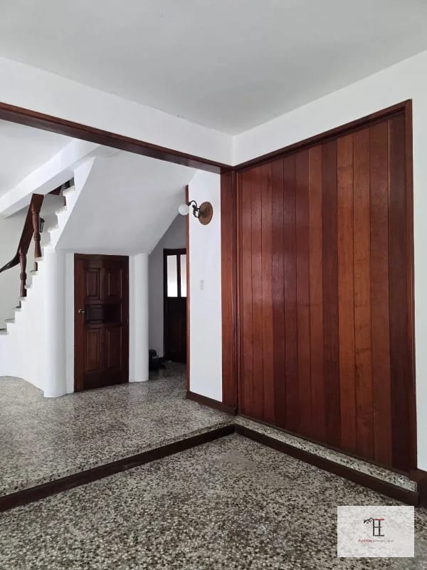 Rento casa en San Cristobal  Exclusivo para Comercio o Empresas Área  2,223 met² Área  de construcción  380 met² Ubicada a 40 metros de Sankris Mall — Oficina en Alquiler en Zona 8 Mixco, Guatemala, Ciudad — foto 3 de 5