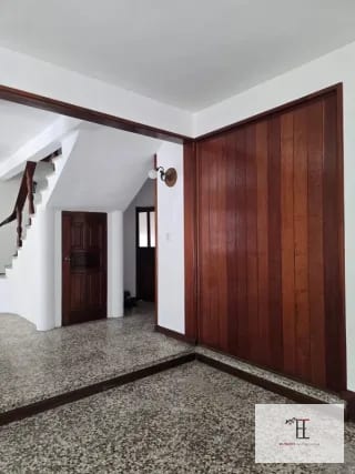 Rento casa en San Cristobal  Exclusivo para Comercio o Empresas Área  2,223 met² Área  de construcción  380 met² Ubicada a 40 metros de Sankris Mall — Oficina en Alquiler en Zona 8 Mixco, Guatemala, Ciudad — miniatura 3 de 5