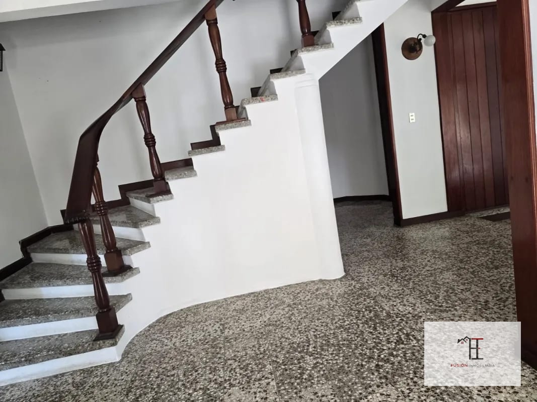 Rento casa en San Cristobal Exclusivo para Comercio o Empresas Área 2,223 met² Área de construcción 380 met² Ubicada a 40 metros de Sankris Mall — Oficina en Alquiler en Zona 8 Mixco, Guatemala, Ciudad — foto 2 de 5