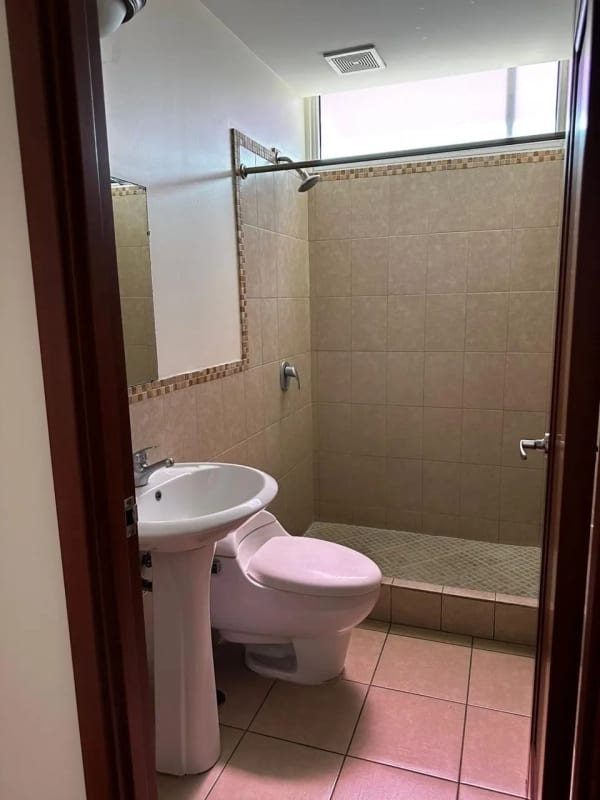 ALQUILO APARTAMENTO EN ZONA 10 EDIFICIO VIVALT +1 — Apartamento en Alquiler en Vivalt, Zona 10, Guatemala, Ciudad — foto 2 de 7