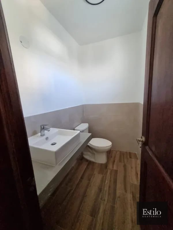 HERMOSA CASA PARA OFICINA O CLINICA — Casa en Alquiler en Zona 10, Guatemala, Ciudad — foto 2 de 7
