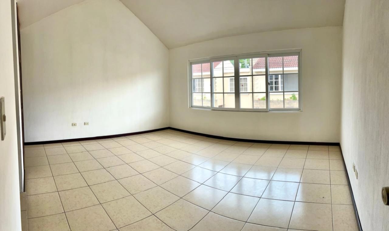 Hermosa Casa con Jardín En Venta — Casa en Venta en Carretera a El Salvador, Guatemala, Ciudad — foto 12 de 13