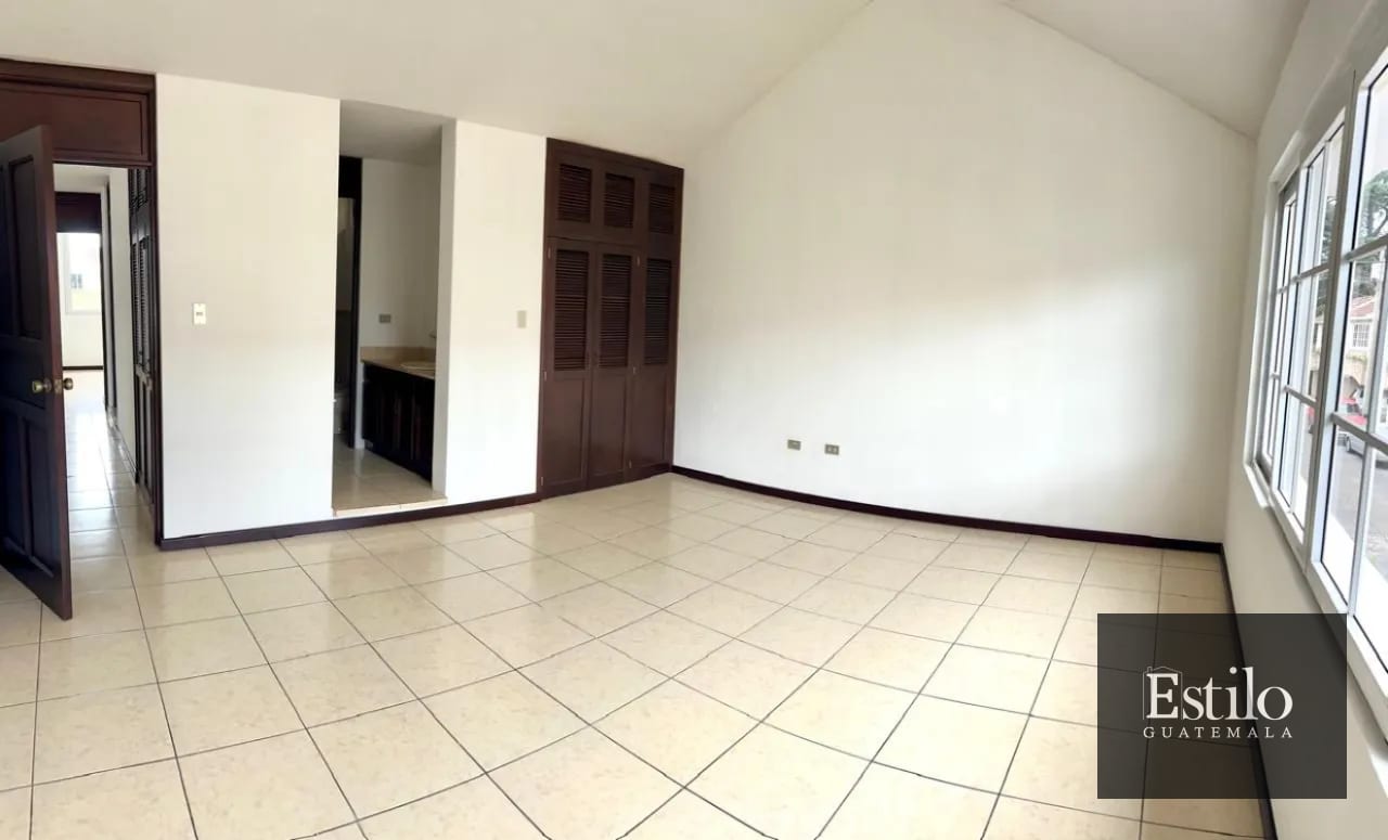 Hermosa Casa con Jardín En Venta — Casa en Venta en Carretera a El Salvador, Guatemala, Ciudad — foto 11 de 13