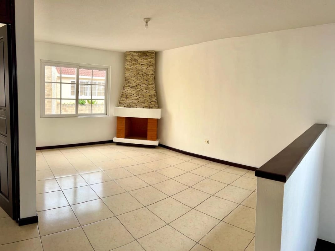 Hermosa Casa con Jardín En Venta — Casa en Venta en Carretera a El Salvador, Guatemala, Ciudad — foto 7 de 13