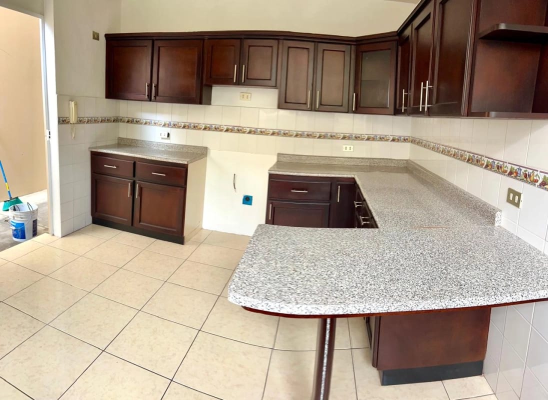 Hermosa Casa con Jardín En Venta — Casa en Venta en Carretera a El Salvador, Guatemala, Ciudad — foto 5 de 13