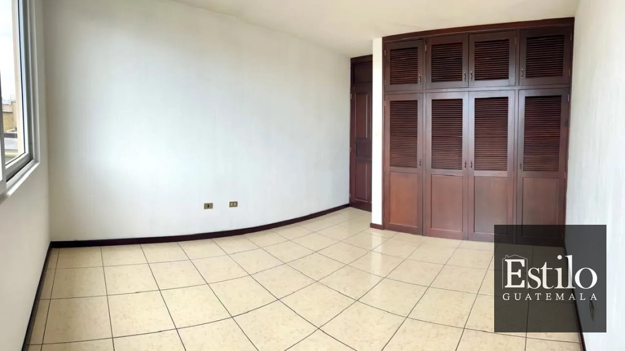 Hermosa Casa con Jardín En Venta — Casa en Venta en Carretera a El Salvador, Guatemala, Ciudad — foto 4 de 13