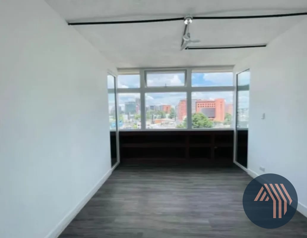ALQUILER DE CÉNTRICA Y AMPLIA OFICINA - PLAZA MARITIMA, ZONA 10 — Oficina en Alquiler en Zona 10, Guatemala, Ciudad — foto 10 de 16