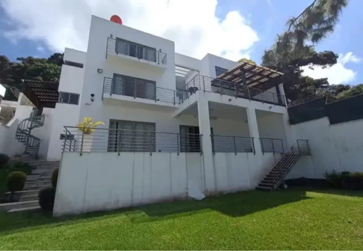 EN VENTA HERMOSA PROPIEDAD EN LAS CUMBRES ZONA 16 — Casa en Venta en Las Cumbres, Zona 16, Guatemala, Ciudad — foto 2 de 13