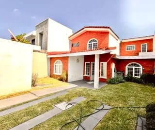 Zona 8 de Mixco • Casa en Venta • Condominio Orquídeas, San Cristóbal — Casa en Venta en Zona 8 Mixco, Guatemala, Ciudad — miniatura 1 de 12