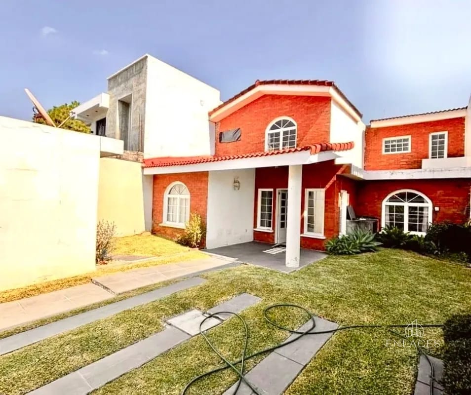 Zona 8 de Mixco • Casa en Venta • Condominio Orquídeas, San Cristóbal — Casa en Venta en Zona 8 Mixco, Guatemala, Ciudad — foto 1 de 12