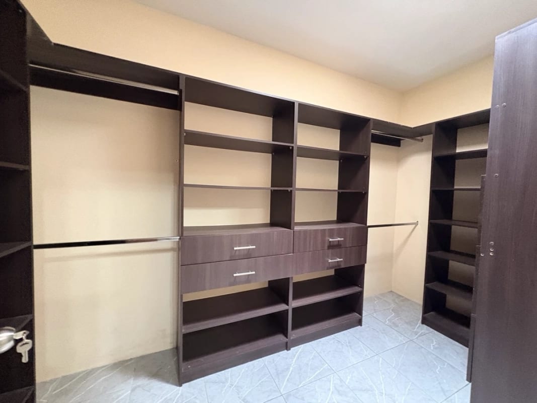 CASA EN ALQUILER LOS CELAJES SAN CRISTOBAL POR COMERCIAL MIX ACCESIBLE A BULEVAR PRINCIPAL — Casa en Alquiler en Zona 8 Mixco, Guatemala, Ciudad — foto 11 de 17