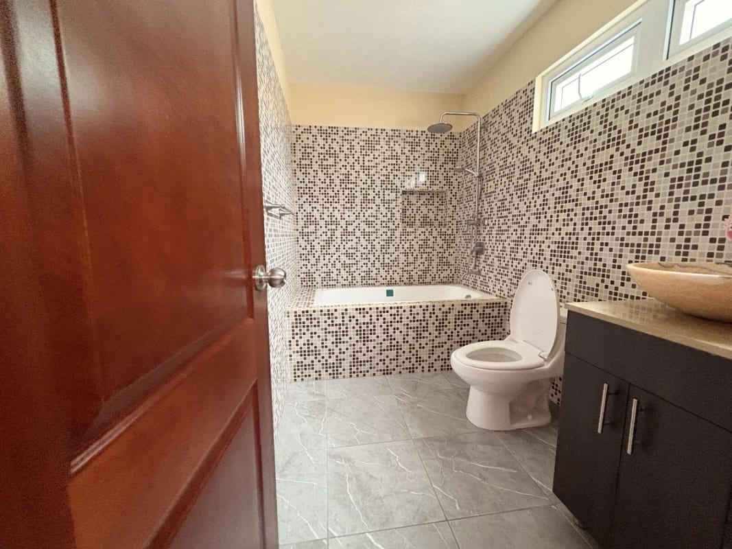 CASA EN ALQUILER LOS CELAJES SAN CRISTOBAL POR COMERCIAL MIX ACCESIBLE A BULEVAR PRINCIPAL — Casa en Alquiler en Zona 8 Mixco, Guatemala, Ciudad — foto 6 de 17