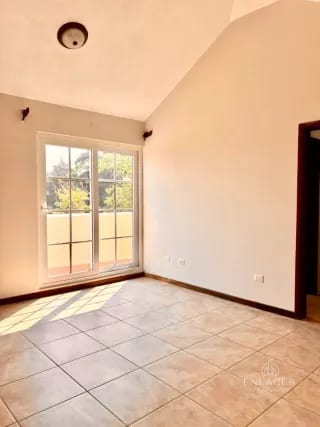 Entrada a Fraijanes • Casa en Renta/Venta • Villas de Entreverdes — Casa en Alquiler en Villas de Entreverdes, Carretera a El Salvador, Guatemala, Ciudad — miniatura 8 de 13