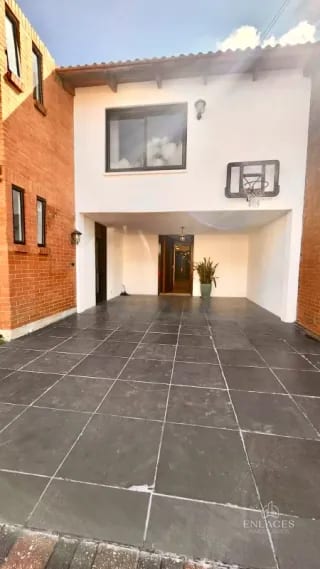 Zona 10 • Casa en Venta — Casa en Venta en Zona 10, Guatemala, Ciudad — miniatura 1 de 9