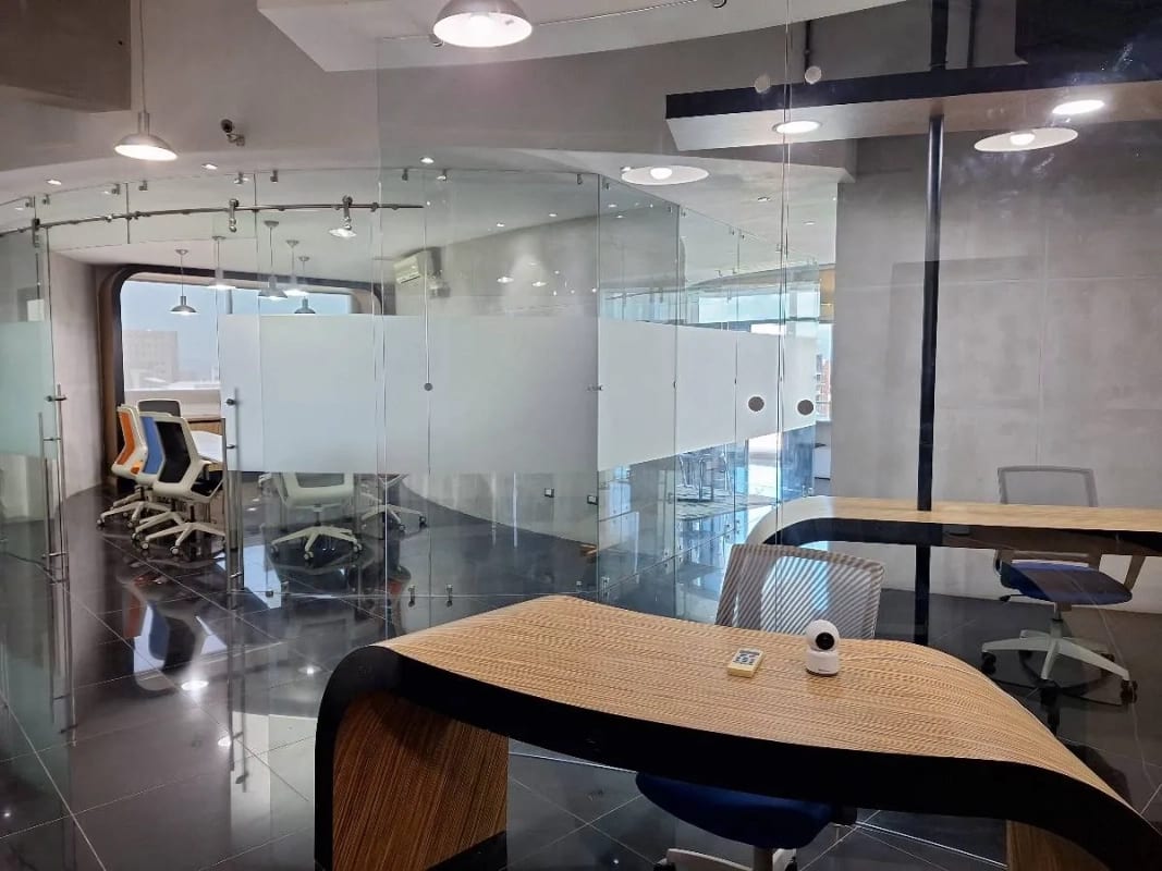 🚨 OFICINA EN RENTA / VENTA AMUEBLADA– EDIFICIO DUBAI CENTER, ZONA 10 🚨 — Oficina en Venta en Dubai Center, Zona 10, Guatemala, Ciudad — foto 5 de 14